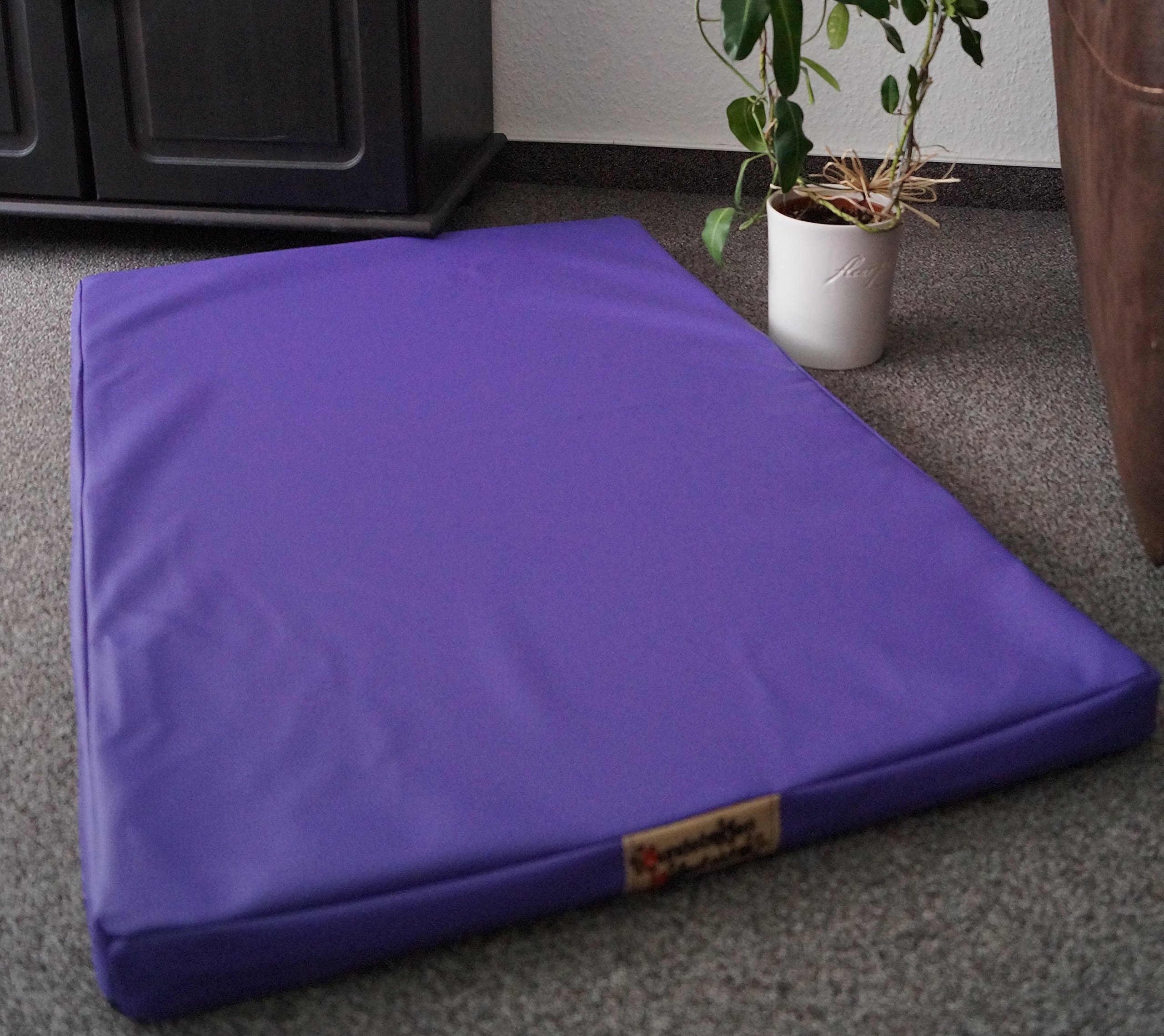 Hundebettenmanufaktur Hundematratze Hundebett beidseitig Kunstleder Schaumstoff 5 cm Verschiedene Größen und Farben wählbar (105 cm X 65 cm, Lavendel)