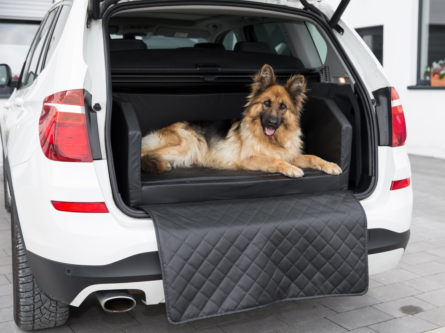 CopcoPet - Travel Bed Hundebett für Kofferraum 100x80x38 cm Kunstleder - Kofferraumschutz Hund wasserabweisend & Kratzfest - Hundebett Auto mit Anschnallsystem & Schutzdecke - Reisebett Hund Schwarz