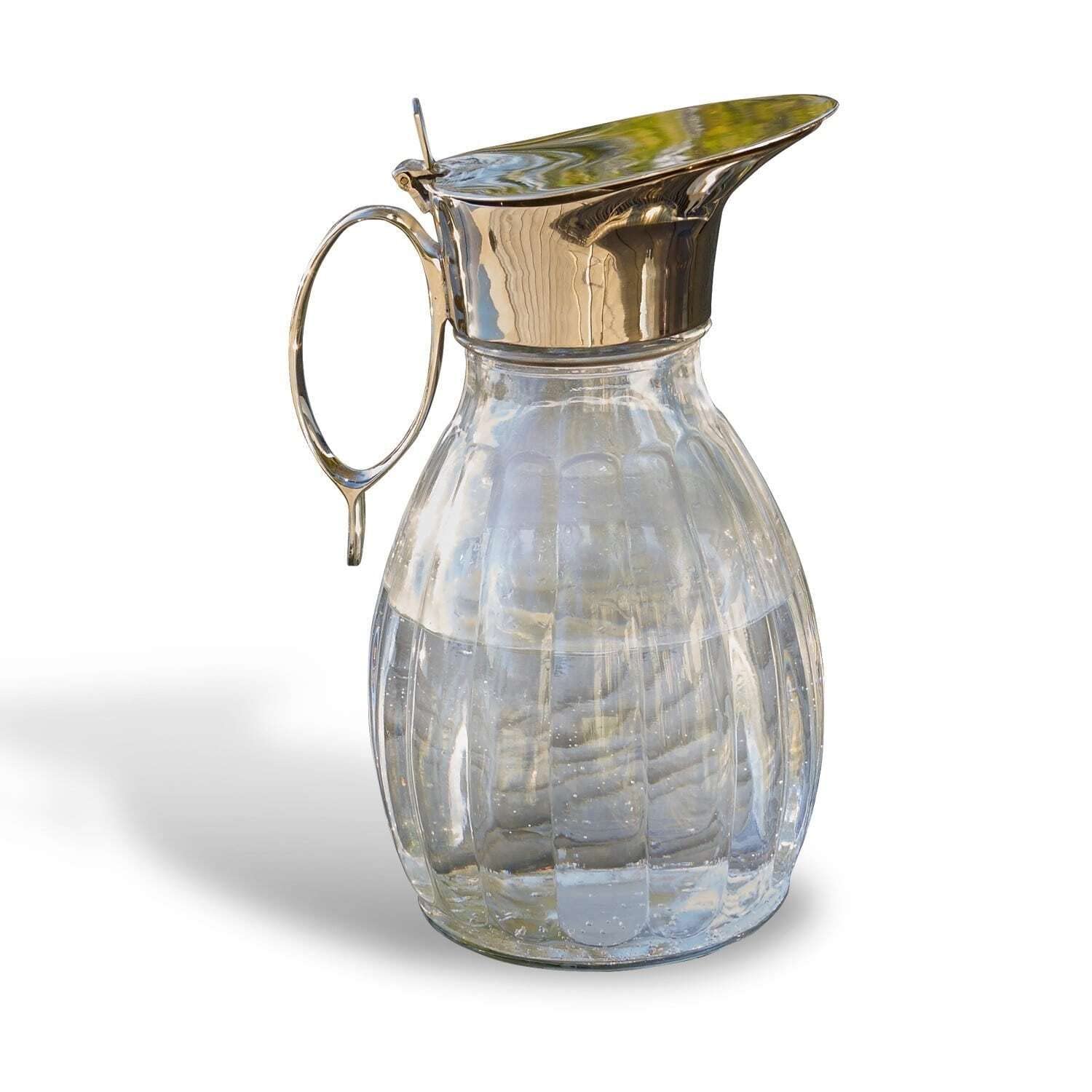 LOBERON Krug Agudelle, Dezente Reliefierung, Kunstvoll Geformter Griff, Elegantes Design, Fassungsvermögen ca. 1,5 Liter, Karaffe, Tischaccessoire, Glas, Messing, klar/silber