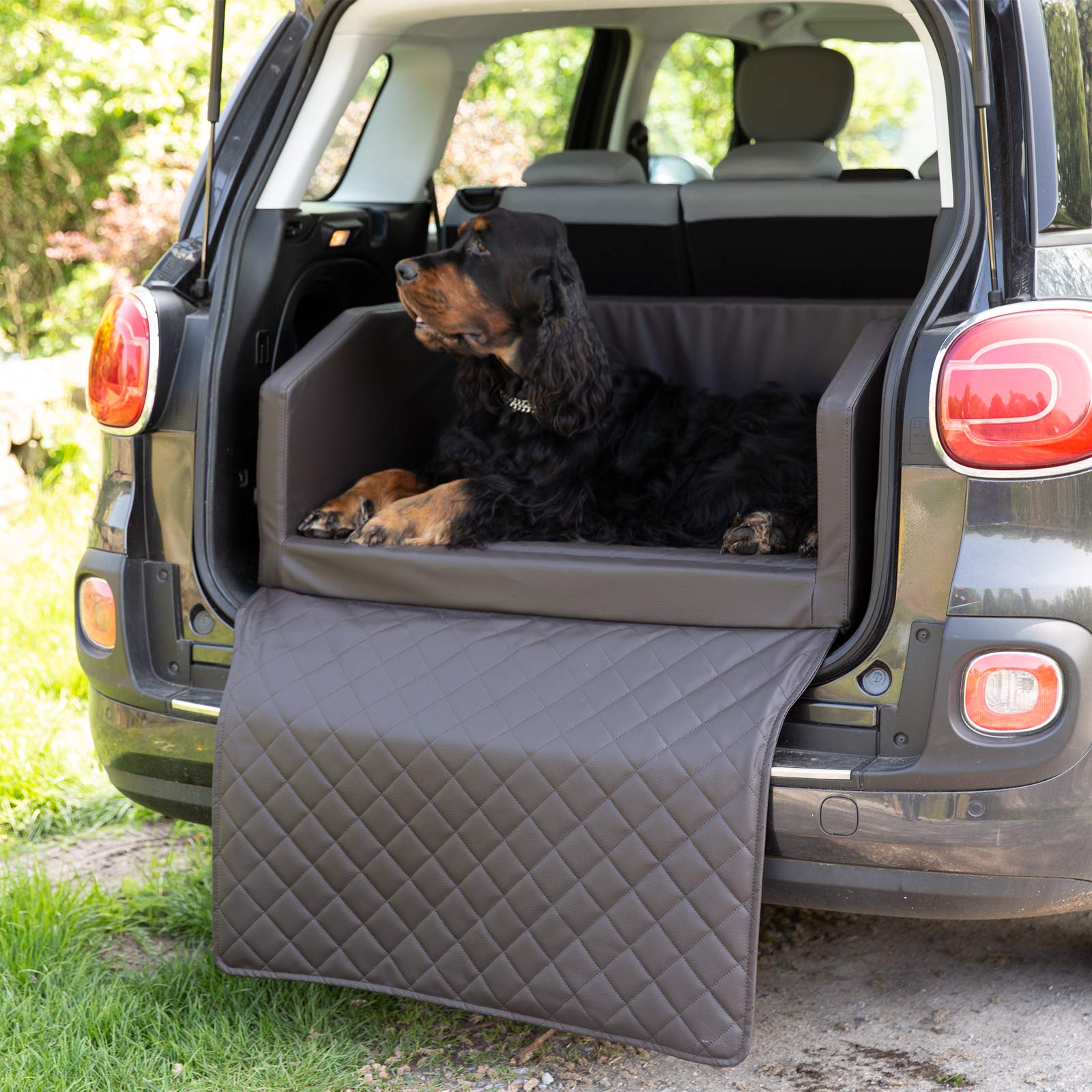 CopcoPet - Travel Bed Hundebett für Kofferraum 90x70 cm Kunstleder - Kofferraumschutz Hund wasserabweisend & Kratzfest - Hundebett Auto rutschfest & robust mit Schutzdecke - Reisebett Hund Braun