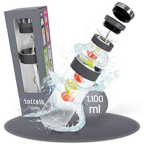 boddels Glaskaraffe SUND 1.100 ml - Borosilikat-Glas hitzebeständig, Wasserkaraffe mit Fruchtspieß für Zuhause, Glas-Kanne mit Edelstahl-Deckel und Filtereinsatz, spülmaschinengeeignet (Anthrazitgrau)