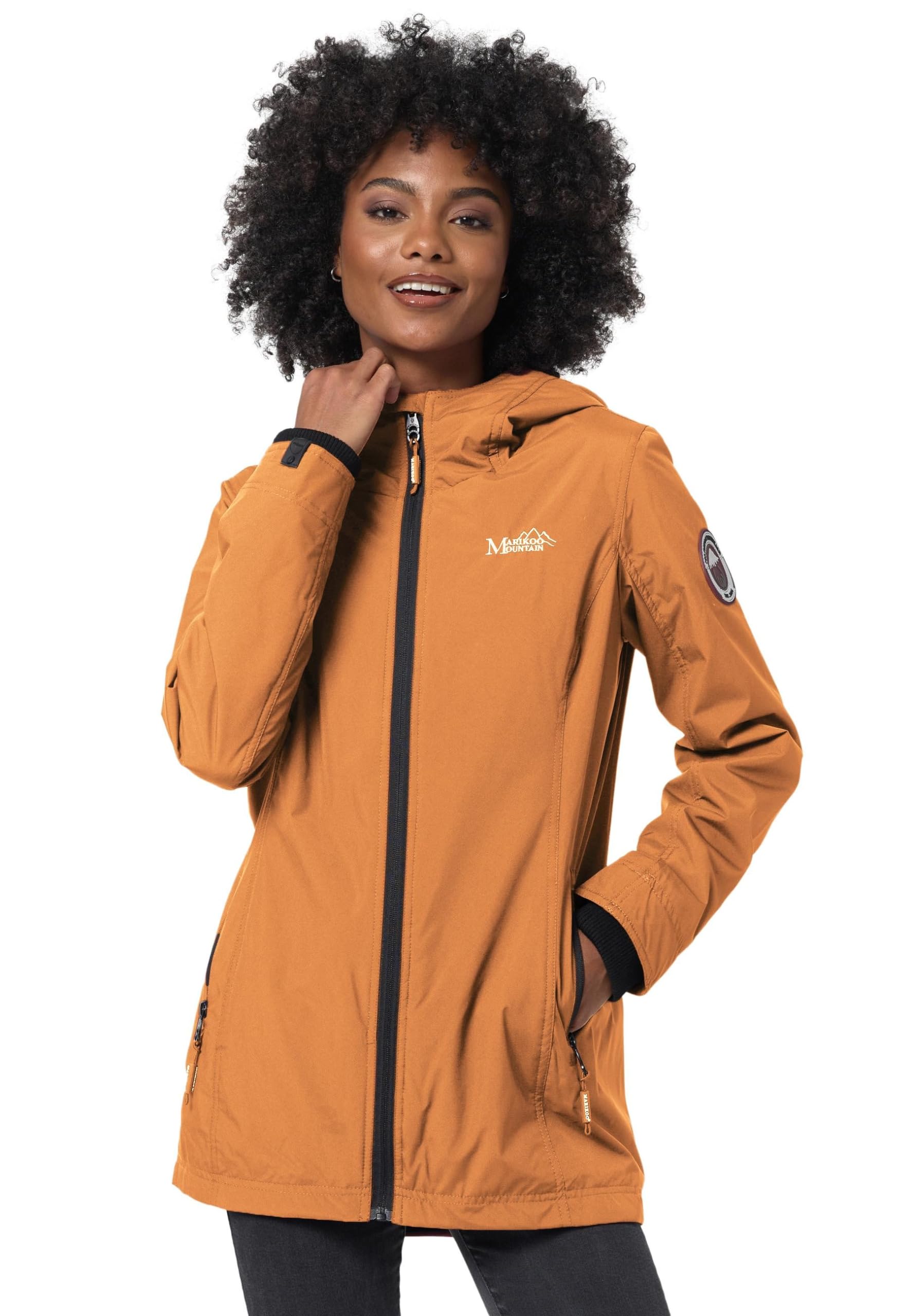 MARIKOO Übergangsjacke Damen (XS-XXL) - Atmungsaktiv, Innen Samtweicher Stoff, Kapuze, Winddicht - leichte Jacke lang - Stehkragen, 3 Taschen, verlängerter Zipper - Cinnamon L