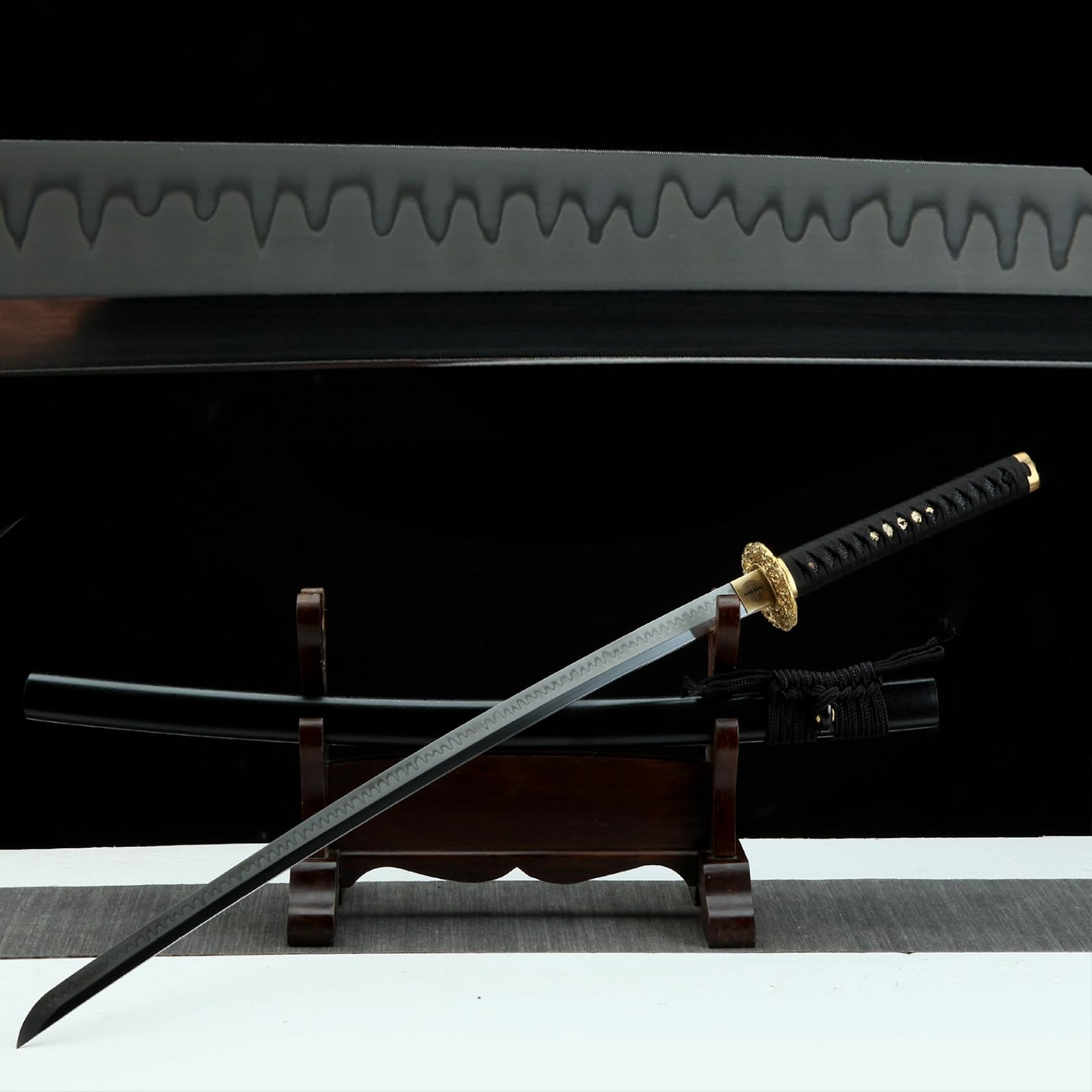 KWXPW 【Schönheit kalter Waffen】 103cm handgeschmiedetes Katana mit brennender T10-Klinge,schwarzes Samurai-Schwert mit Holzscheide,japanische Schwerter für Kendo,Iaido,Geschenke,Cosplay,Ausstellung