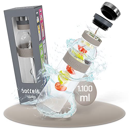 boddels Glaskaraffe SUND 1.100 ml - Borosilikat-Glas hitzebeständig, Wasserkaraffe mit Fruchtspieß für Zuhause, Glas-Kanne mit Edelstahl-Deckel und Filtereinsatz, spülmaschinengeeignet (Taupe)