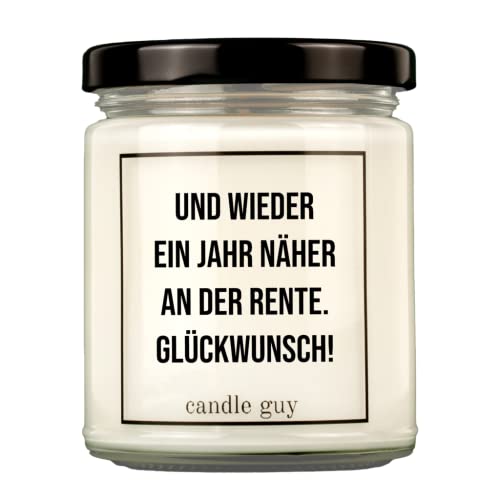 candle guy Duftkerze | Und wieder ein Jahr näher an der Rente. Glückwunsch! | Handgemacht aus 100% Sojawachs | 70 Stunden Brenndauer