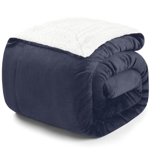 Blumtal Flauschige Sherpa Kuscheldecke – hochwertige Wohndecke, super weiche Fleecedecke als Sofaüberwurf, Tagesdecke oder Wohnzimmerdecke, 150 x 200 cm, Dark Ocean Blue - blau