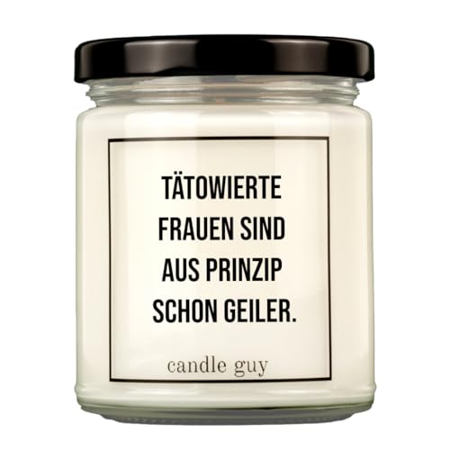 candle guy Duftkerze | Tätowierte Frauen sind aus Prinzip schon geiler. | Handgemacht aus 100% Sojawachs | 70 Stunden Brenndauer