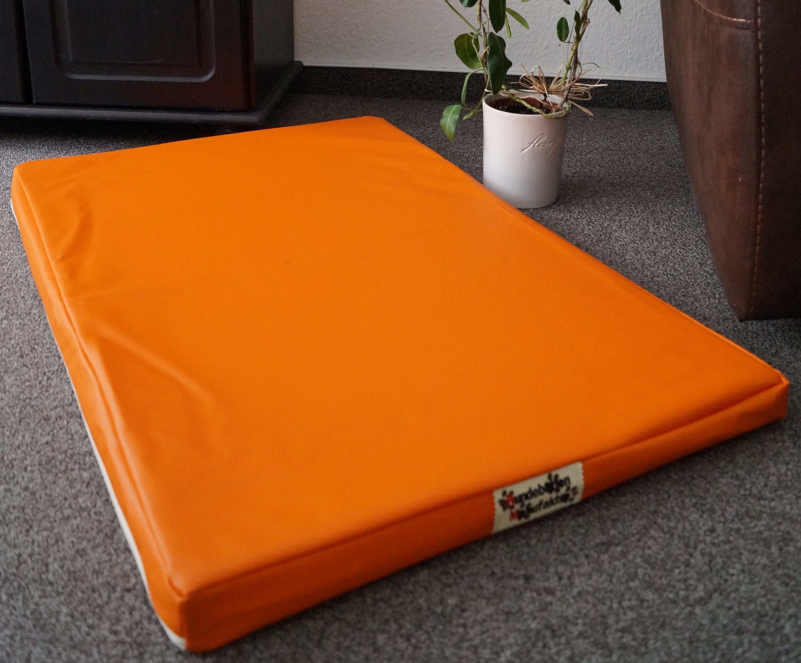 Hundebettenmanufaktur Hundematratze Hundebett beidseitig Kunstleder Schaumstoff 5 cm Verschiedene Größen und Farben wählbar (105 cm X 65 cm, orange)