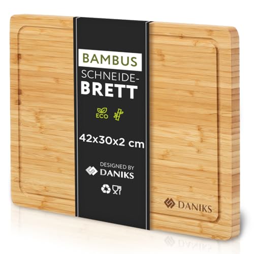 Daniks Hochwertiges Schneidebrett aus 100% Bambus | Extra Dick 2 cm | Mit Saftrille | Rutschfeste Füße | Brotbrett & Servierbrett für Fleisch, Gemüse, Brot | 42x30x2cm