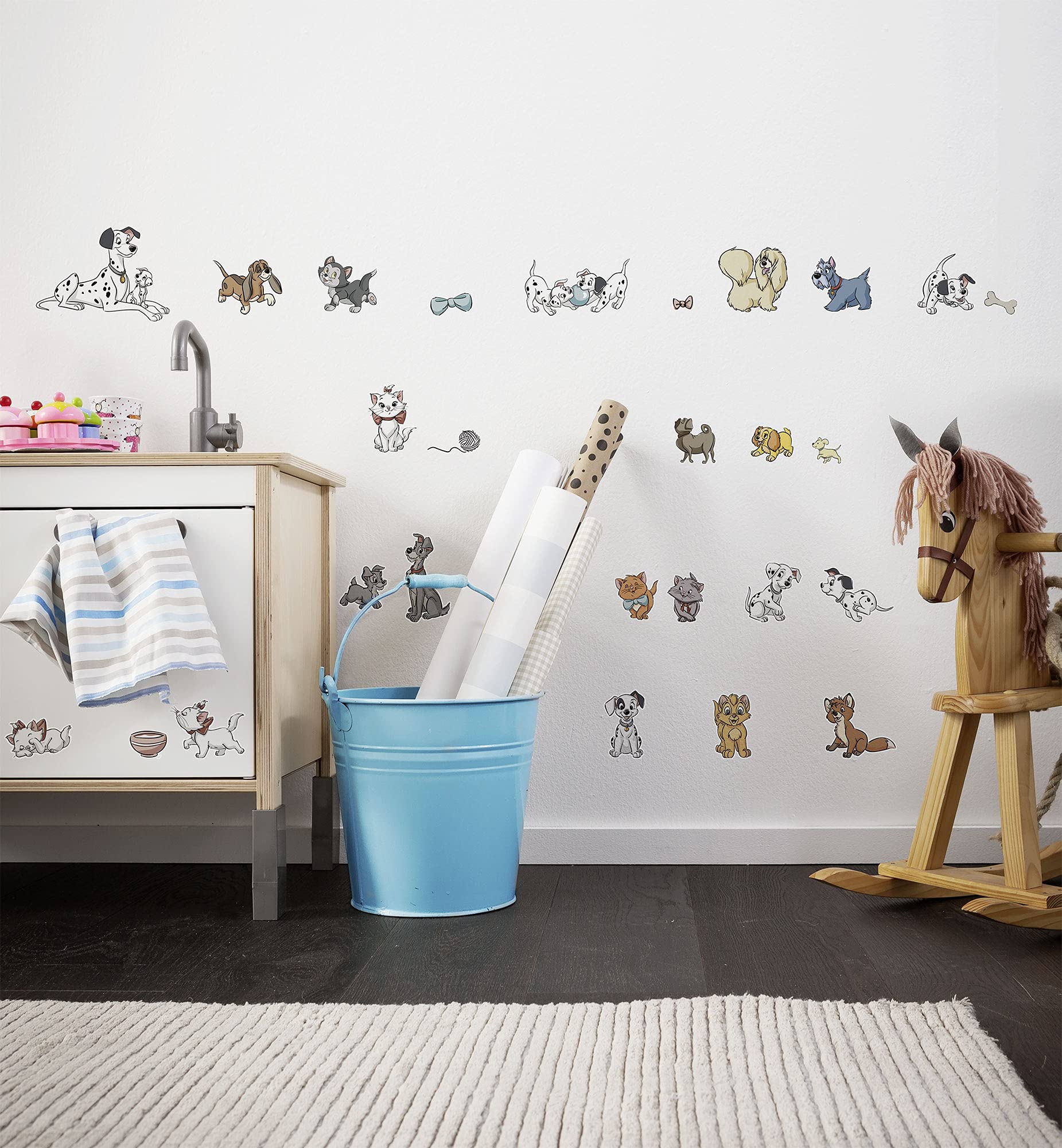 Komar Disney Wandtattoo Disney Cats and Dogs - 50 x 70 cm (Breite x Höhe) - 27 Teile - Susi, Strolchi, Dalmatiner, Deco-Sticker, Wandaufkleber, Wandsticker, Wanddeko, Kinderzimmer - 14099h