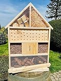 DARLUX massives handgefertigtes XL Insektenhotel aus Holz mit Standfuß 97 x 56 x 12 cm (HxBxT) Wildbienen Nisthilfe I Bienenhotel I Insektenhaus I wetterfest