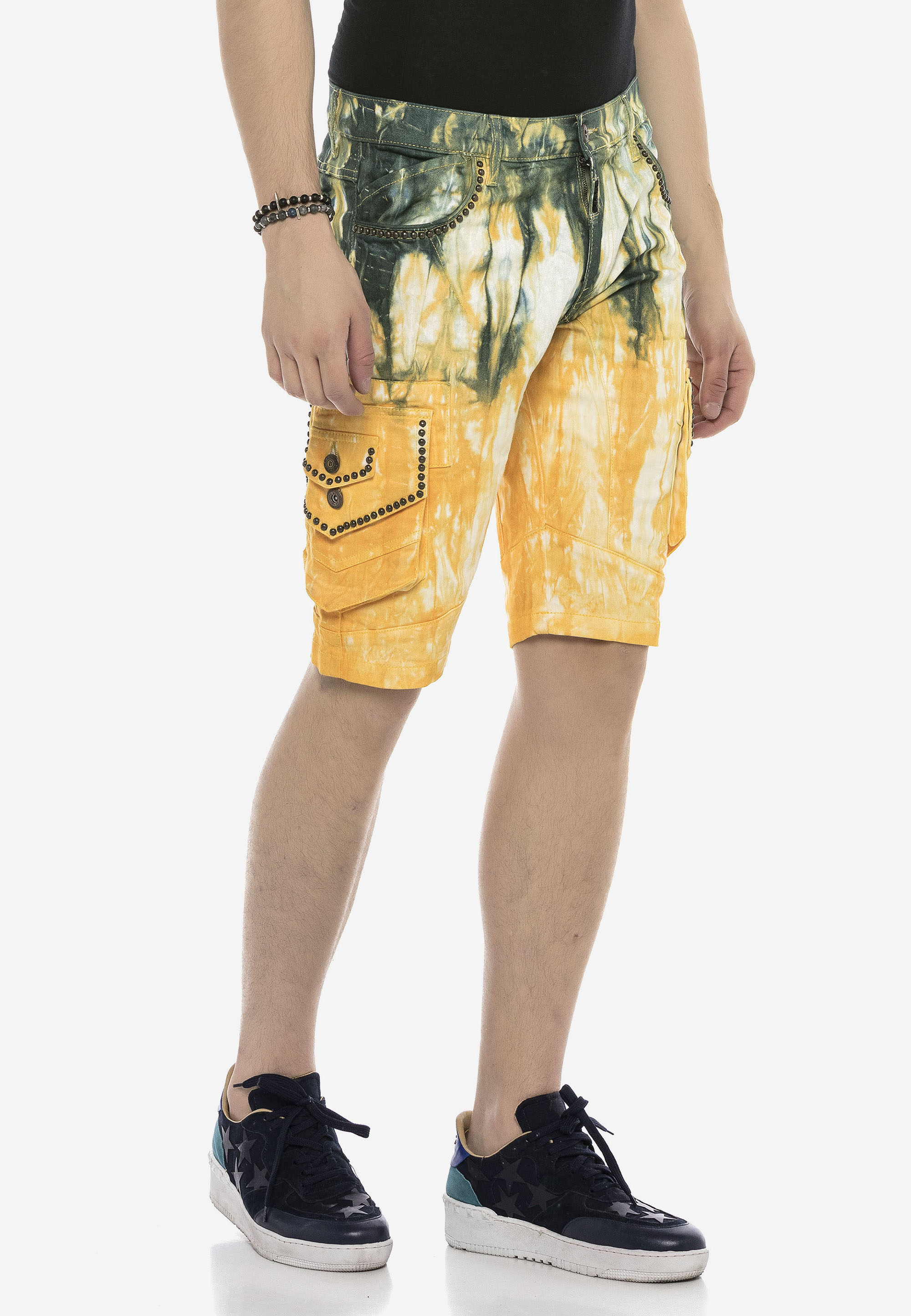 Cipo & Baxx Shorts, im auffälligen Batik-Look 2