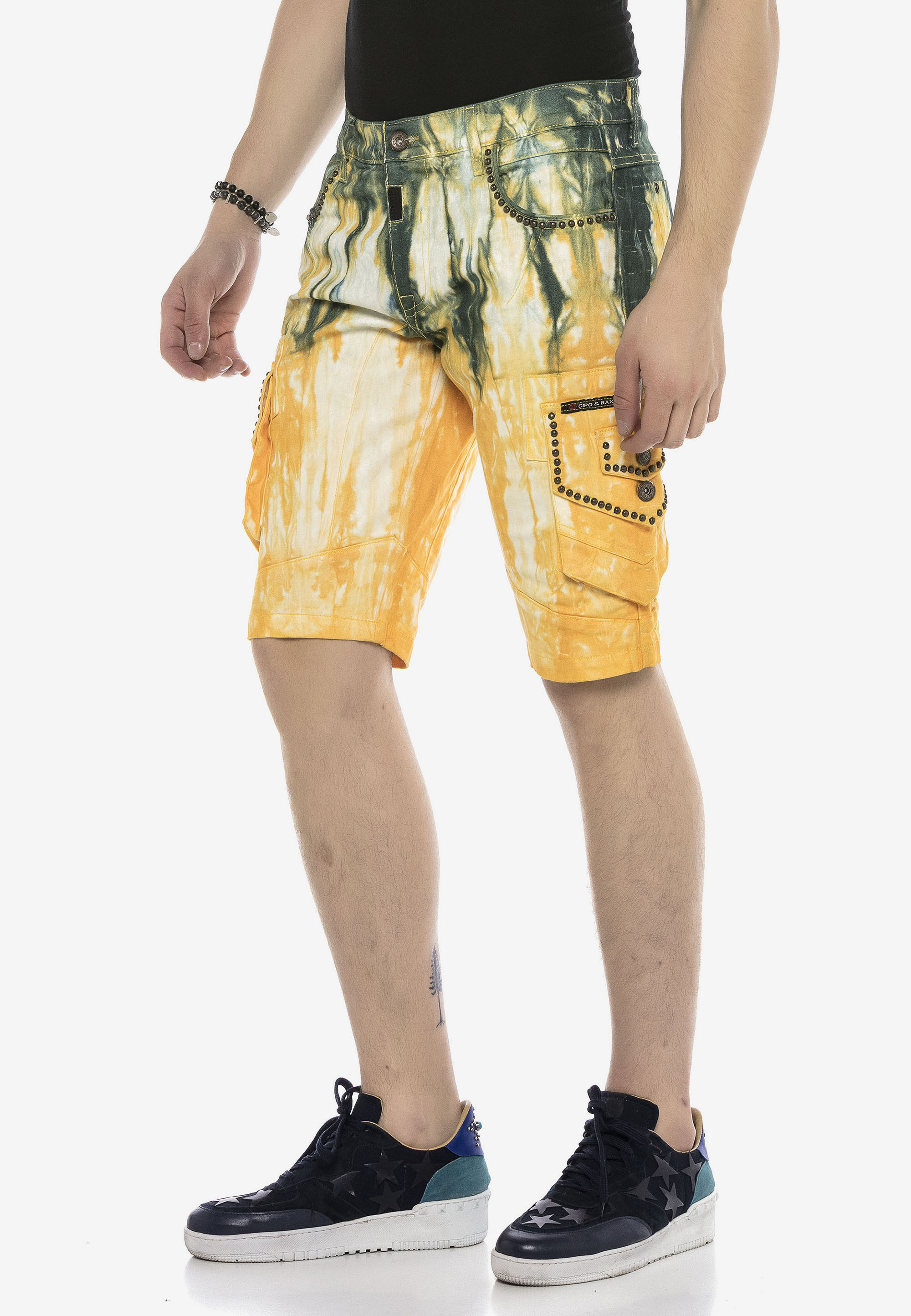 Cipo & Baxx Shorts, im auffälligen Batik-Look 3