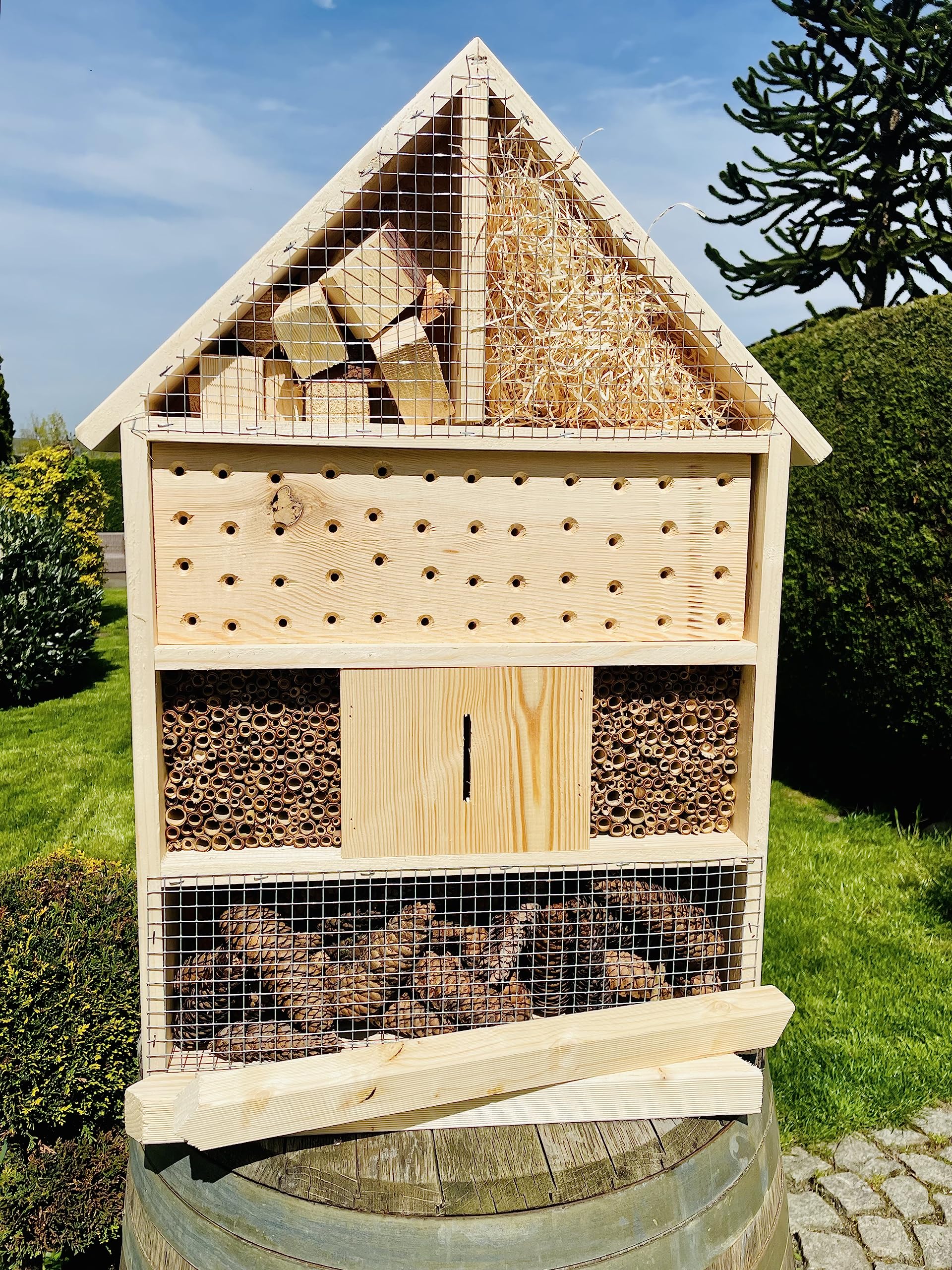 DARLUX massives handgefertigtes XL Insektenhotel aus Holz mit Standfuß 97 x 56 x 12 cm (HxBxT) Wildbienen Nisthilfe I Bienenhotel I Insektenhaus I wetterfest