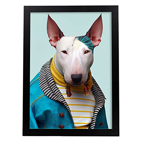 Nacnic Miniatur-Bullterrier in voller Farbe Fotostil. Lustige realistische Illustrationen von Tieren in menschlicher Kleidung. Innenarchitektur und Dekoration. A3 mit schwarzen Rahmen.