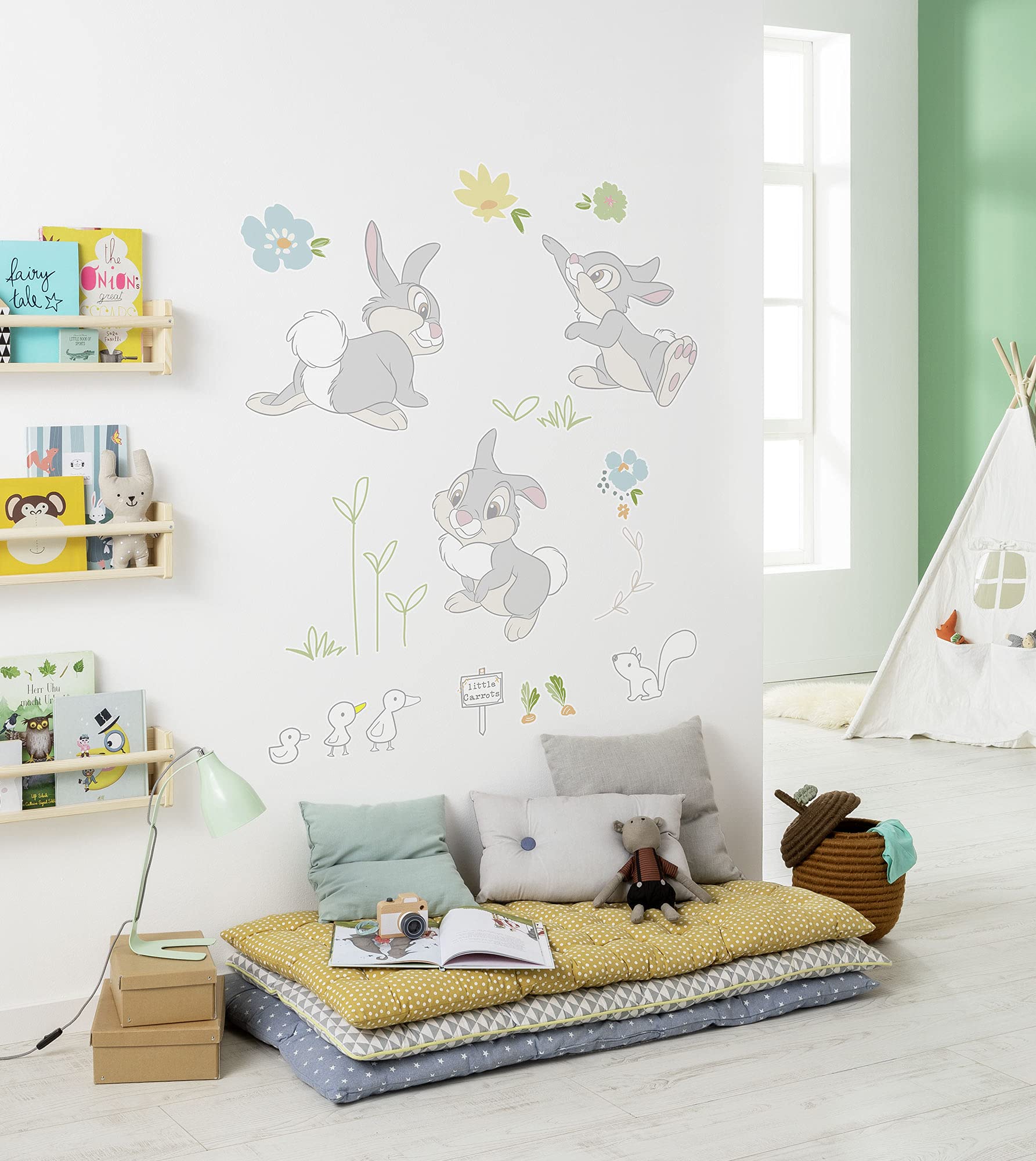 Komar Disney Wandtattoo Thumper in The Garden - 50 x 70 cm (Breite x Höhe) - 13 Teile - Klopfer, Bambi, Deco-Sticker, Wandaufkleber, Wandsticker, Wanddeko, Kinderzimmer - 14107h