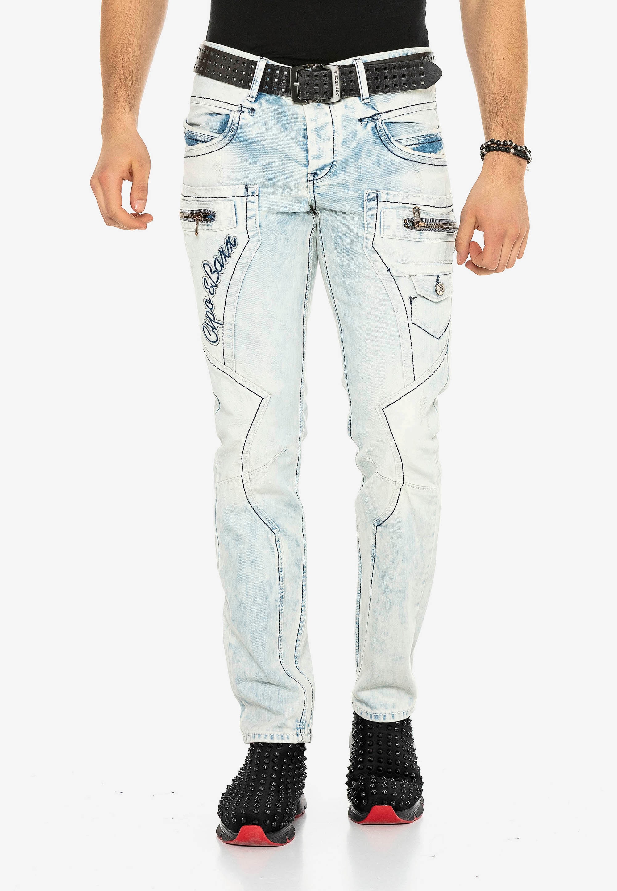 Cipo & Baxx Bequeme Jeans, mit bestickten Nähten in Straight Fit