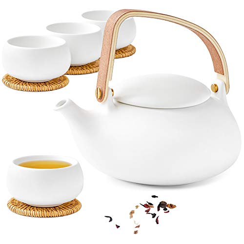 ZENS Keramik-Teekannen-Set, modernes japanisches Teekannen-Set mit Infusor für losen Tee, 800 ml, weiße, matte Porzellan-Teekanne mit 4 Teetassen & Rattan- Untersetzern, Geschenk für Frauen