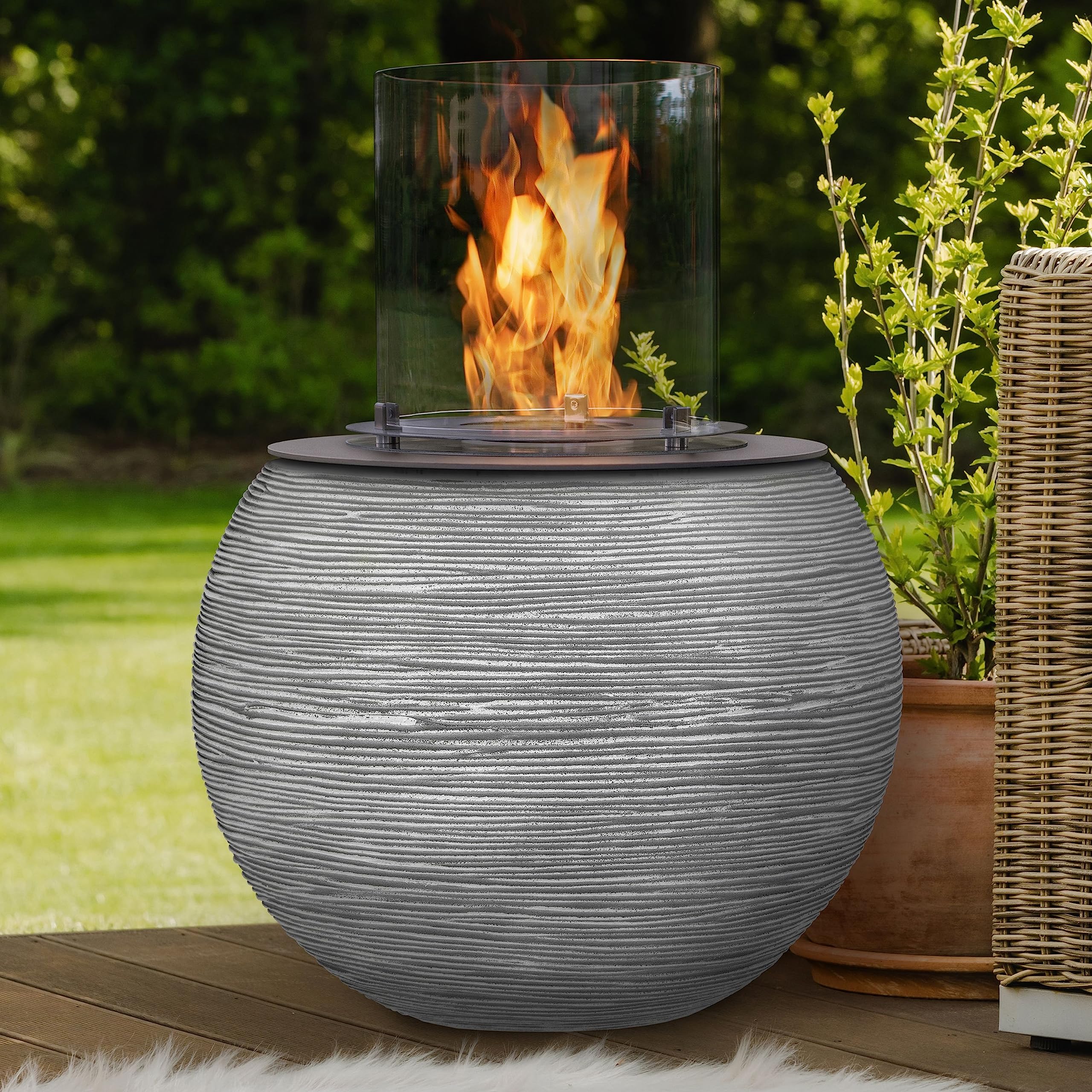 muenkel design MEDA – Riffelung weiß-grau – Bio-Ethanol Feuerstelle Gartenfackel Terrassenfeuer mit Round Burner 350 Brennkammer