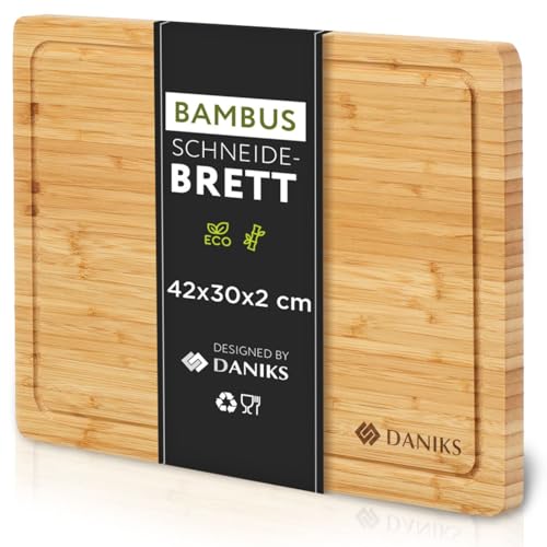 Daniks Hochwertiges Schneidebrett aus 100% Bambus | Extra Dick 2 cm | Mit Saftrille | Rutschfeste Füße | Brotbrett & Servierbrett für Fleisch, Gemüse, Brot | 42x30x2cm